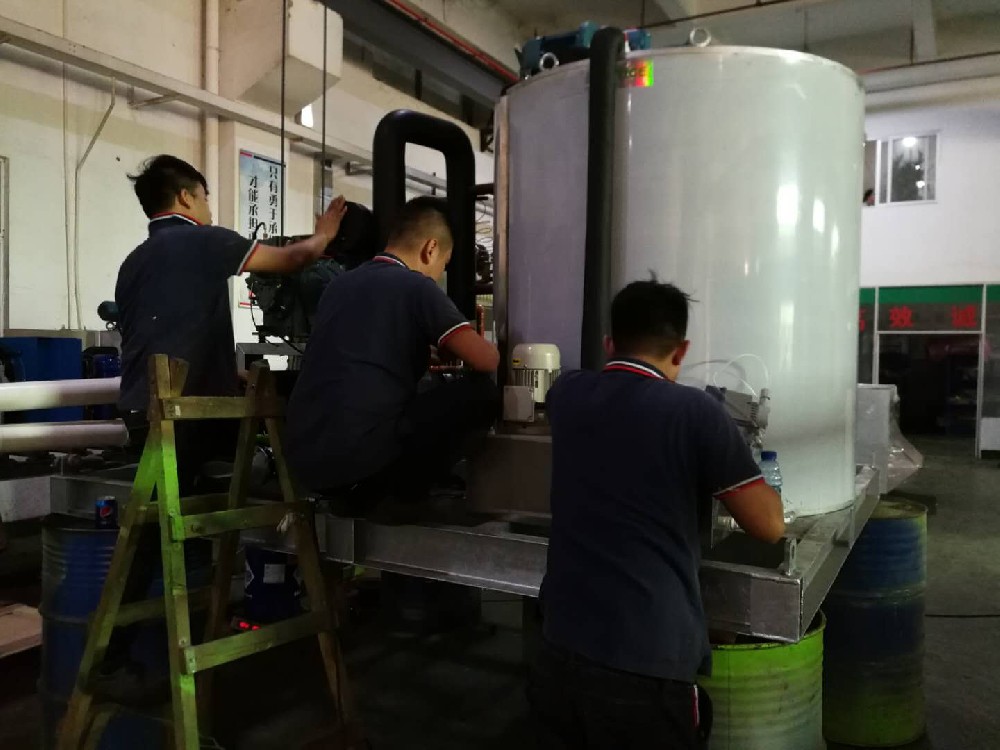 出口南非的20噸片冰機順利完成裝柜，至此，我司制冰機已成功出口非洲二十幾個國家！