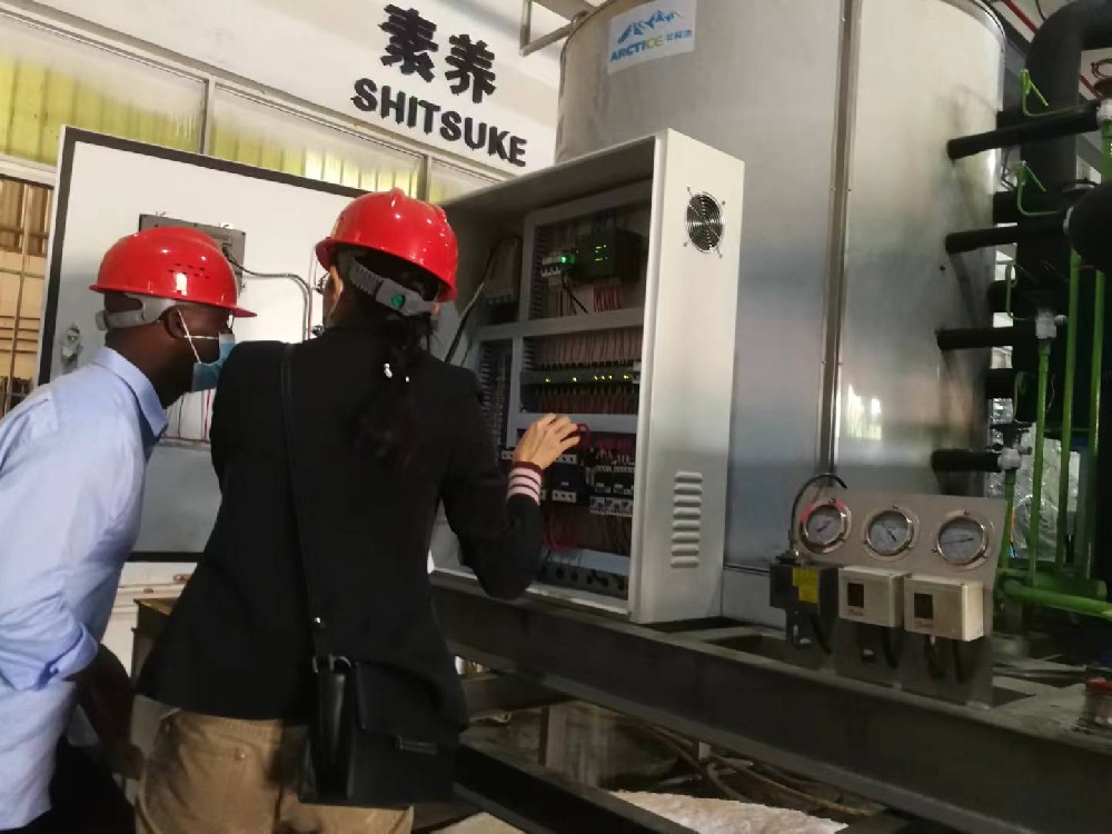 南美客戶量身定制產(chǎn)量5噸的片冰機，客戶委托國內(nèi)貨代現(xiàn)場驗貨，效果非常高，正在跟客戶現(xiàn)場匯報情況。