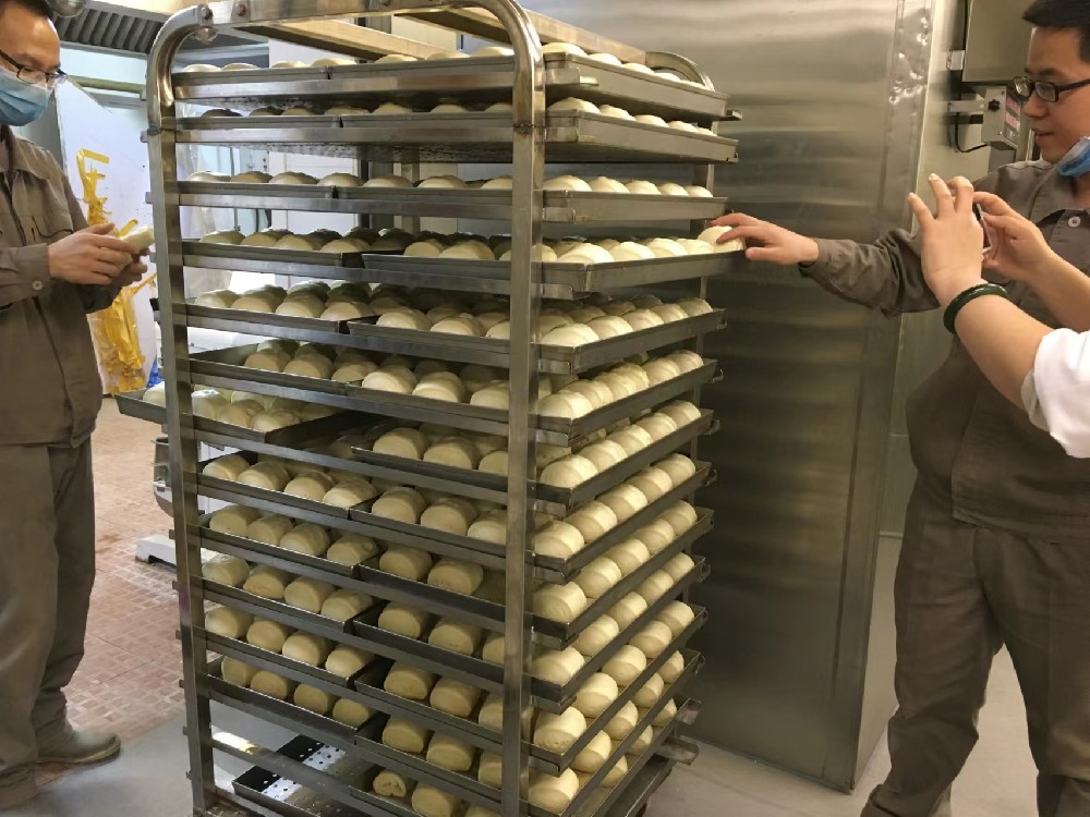 河南食品公司饅頭加工車間，熟食快速冷鮮機(jī)效率非常高，每10分鐘左右處理一次。
