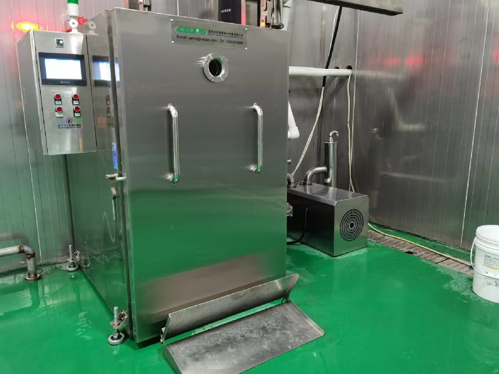 山東大型熟食品加工企業(yè)，原來用過2臺(tái)其它廠家的熟食快速冷卻機(jī)，一般溫度打到15度就下不來了，以為我們的是這個(gè)水平，結(jié)果調(diào)到0度箱內(nèi)部分水已經(jīng)到結(jié)冰狀態(tài)。
