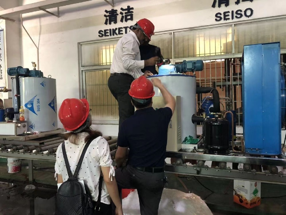 阿根廷客戶到訪，并實(shí)地親自操作小型海水制冰機(jī)。