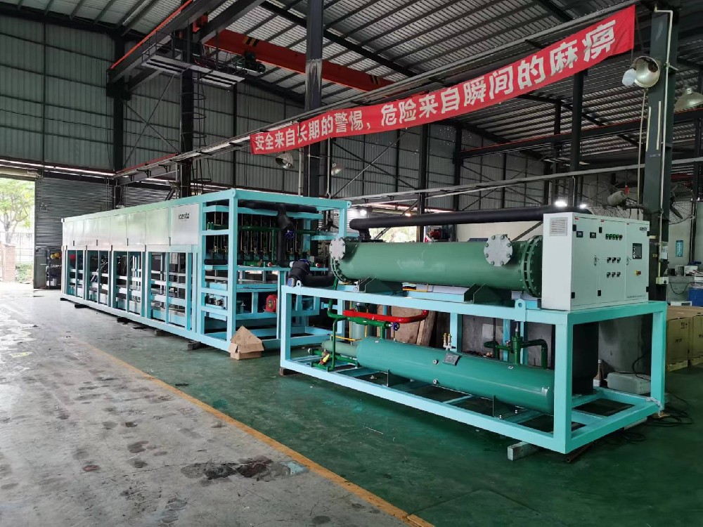 客戶(hù)量身定制型冰塊重量25公斤，日產(chǎn)量20噸冰磚機(jī)正常出冰。