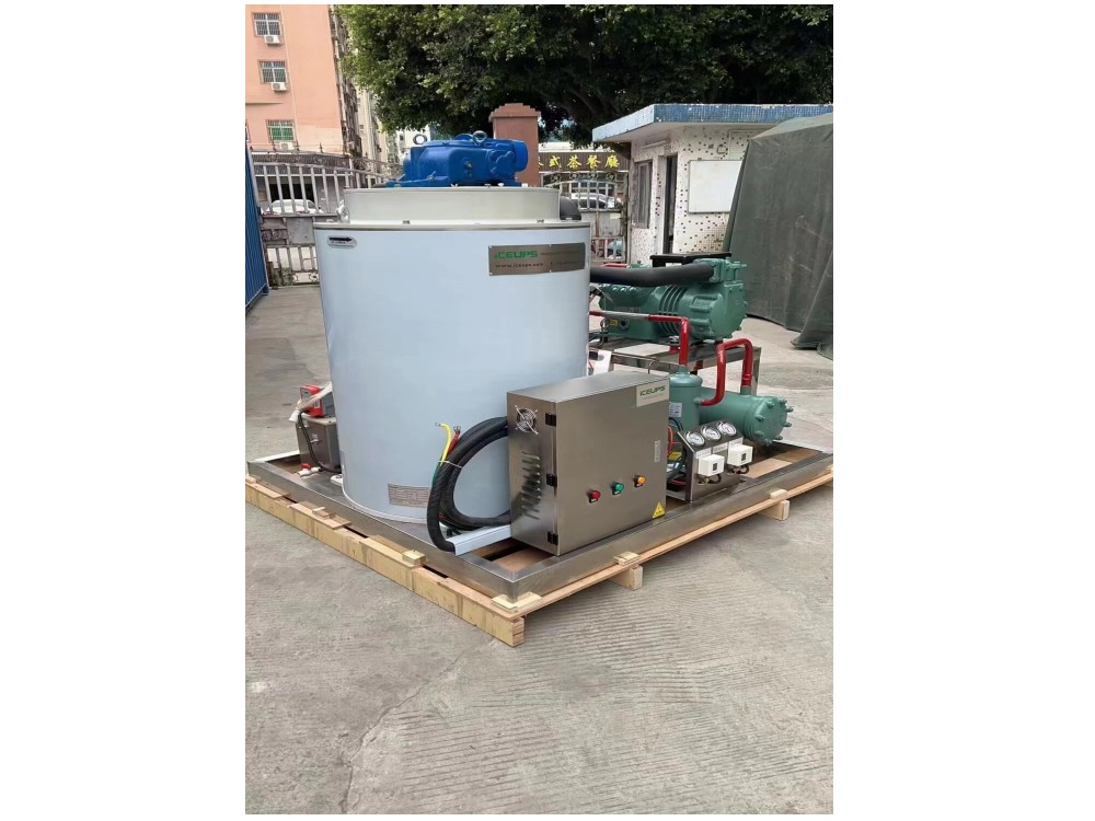 日產(chǎn)量六噸片冰機(jī)，厄瓜多爾客戶量身定制比澤爾機(jī)頭，全不銹鋼結(jié)構(gòu)，高端工藝，非標(biāo)電壓，水冷系統(tǒng)，即將裝柜上船！