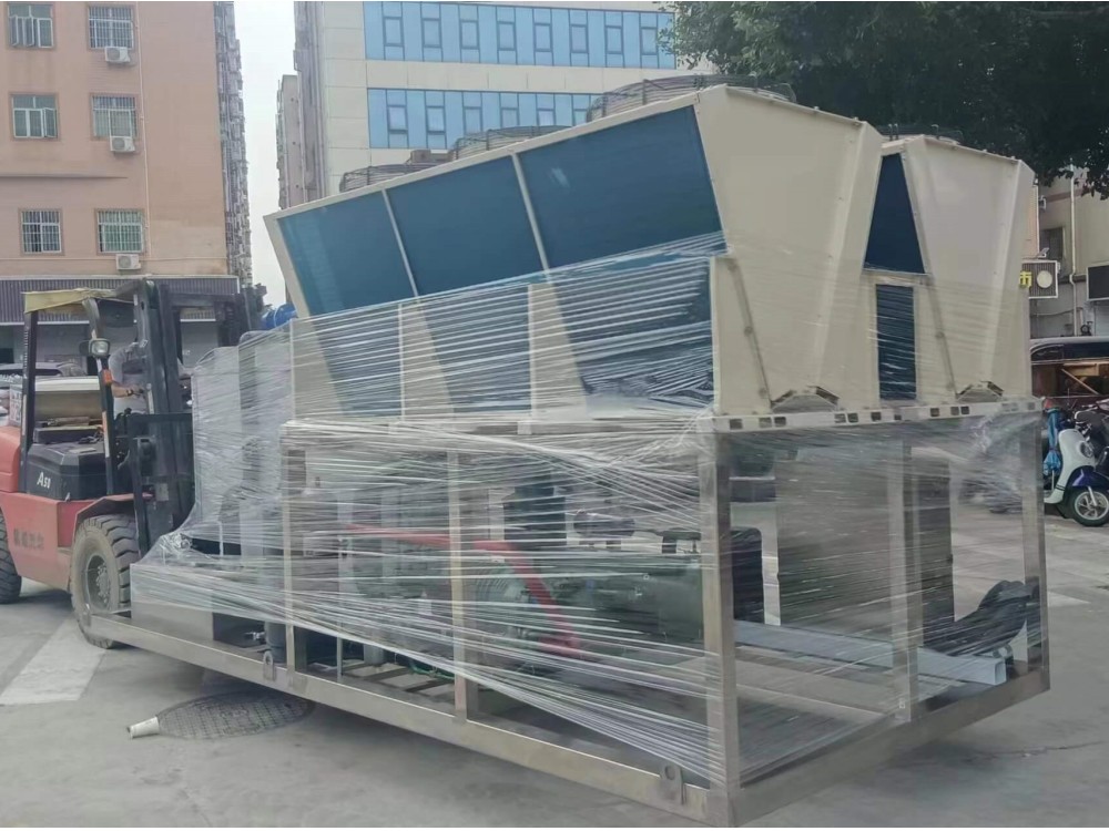 南美客戶量身定制V型風(fēng)冷系統(tǒng)，德國比澤爾螺桿機(jī)頭，日產(chǎn)量15噸片冰機(jī)裝柜出口